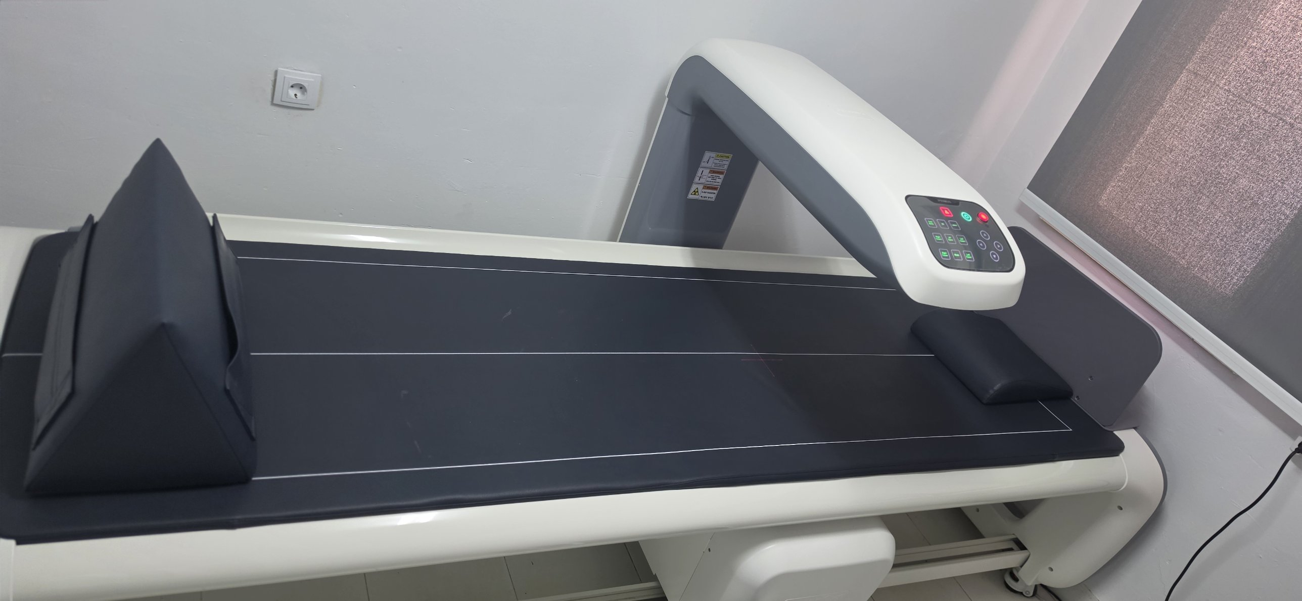 Densitometry table with a support for positioning the legs and pelvis